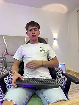 Snapshot of EVAN_TAY chatting on February 10, 2026, 3:05 am EVAN TAY online show from February 10, 2026, 3:05 am