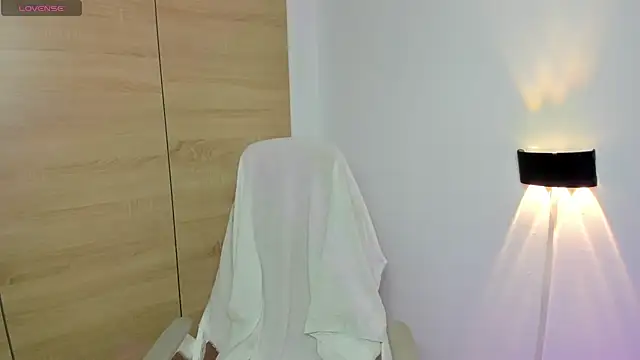 LAY LA  online show from February 6, 2026, 9:11 pm