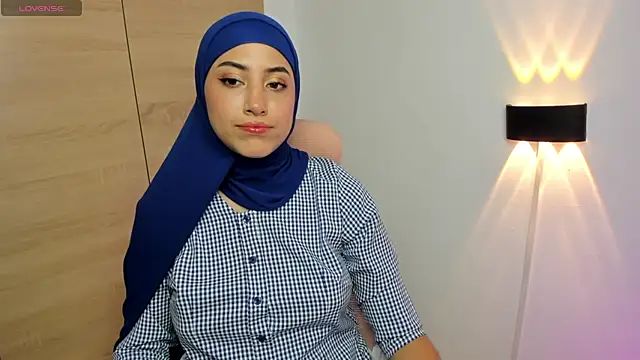 LAY LA  online show from February 4, 2026, 10:05 pm