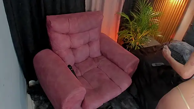 Snapshot of luna_sunflower__ chatting on February 2, 2026, 6:18 pm luna sunflower online show from February 2, 2026, 6:18 pm