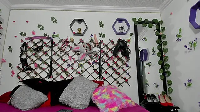 playful-girls online show from February 9, 2026, 12:25 pm