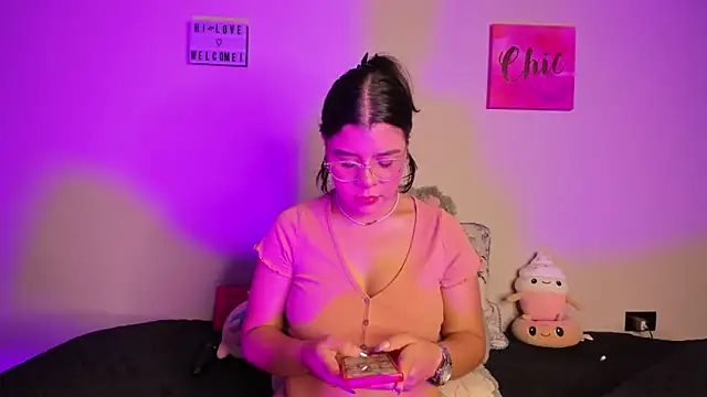 ViolettM online show from March 9, 2026, 4:05 am