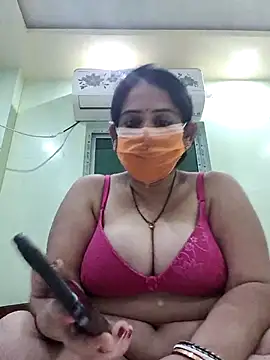 diyam4002 online show from February 15, 2026, 7:57 pm