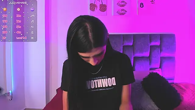 Isabella Moon9 online show from April 2, 2026, 12:01 pm