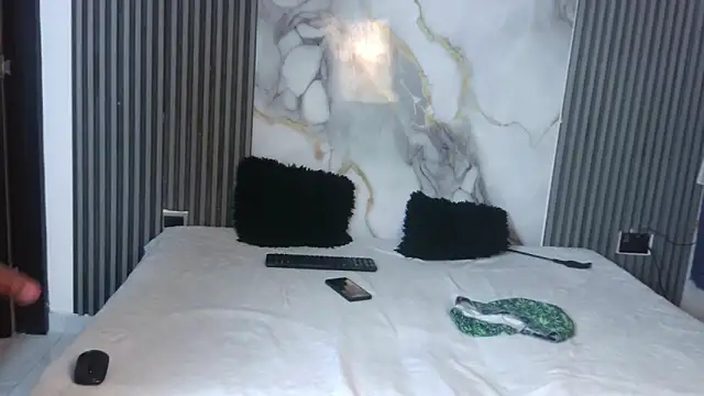 LunandCarlos online show from April 15, 2026, 10:10 pm