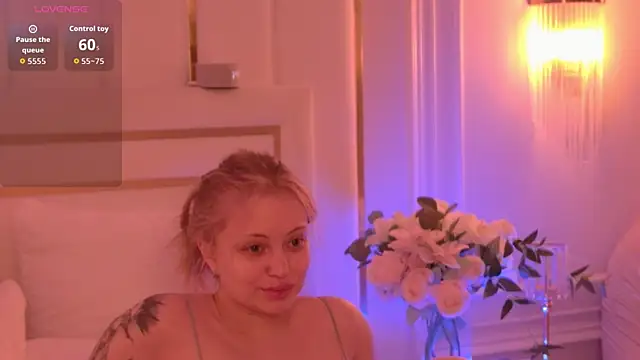 Snapshot of MollyHilton chatting on March 3, 2026, 5:53 pm MollyHilton online show from March 3, 2026, 5:53 pm