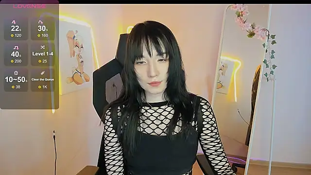 AliceeinWonderlanddd online show from May 13, 2026, 2:07 am