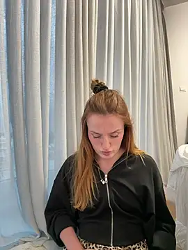 Snapshot of madlynn chatting on February 10, 2026, 3:33 pm madlynn online show from February 10, 2026, 3:33 pm