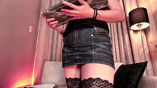 AnnaBroooks online show from April 9, 2026, 12:01 am