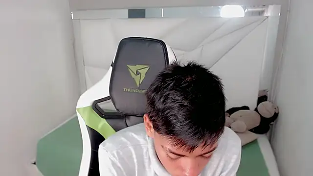 Snapshot of Liarr_ chatting on February 2, 2026, 7:57 pm Liarr online show from February 2, 2026, 7:57 pm