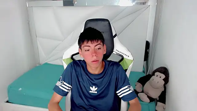 Snapshot of Liarr_ chatting on February 26, 2026, 8:20 pm Liarr online show from February 26, 2026, 8:20 pm