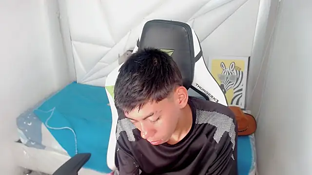 Snapshot of Liarr_ chatting on February 5, 2026, 8:48 pm Liarr online show from February 5, 2026, 8:48 pm