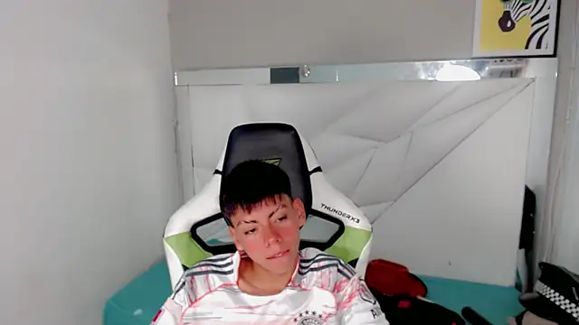 Snapshot of Liarr_ chatting on March 2, 2026, 8:05 pm Liarr online show from March 2, 2026, 8:05 pm