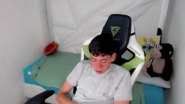 Snapshot of Liarr_ chatting on February 16, 2026, 8:07 pm Liarr online show from February 16, 2026, 8:07 pm