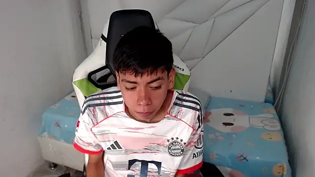 Snapshot of Liarr_ chatting on February 22, 2026, 7:59 pm Liarr online show from February 22, 2026, 7:59 pm