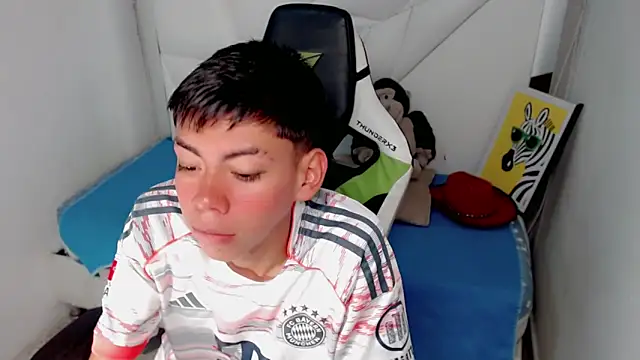 Snapshot of Liarr_ chatting on February 6, 2026, 8:05 pm Liarr online show from February 6, 2026, 8:05 pm