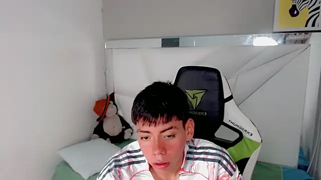 Snapshot of Liarr_ chatting on February 18, 2026, 8:16 pm Liarr online show from February 18, 2026, 8:16 pm