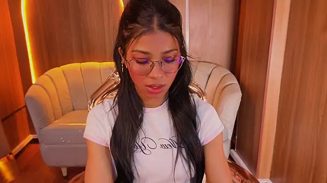 Snapshot of Alina_b_ chatting on May 26, 2026, 8:07 pm Alina b online show from May 26, 2026, 8:07 pm