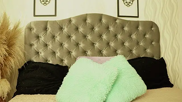 katt eyes  online show from March 29, 2026, 1:24 pm