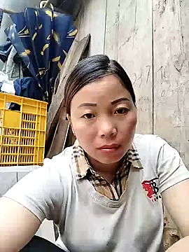 Ella-aa online show from May 23, 2026, 3:27 am