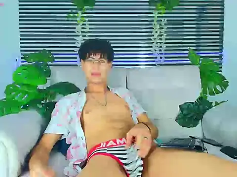 ThiiagoSaeenz online show from April 14, 2026, 5:34 am