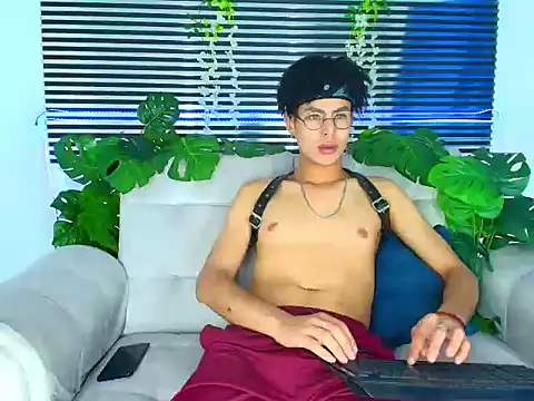 ThiiagoSaeenz online show from March 13, 2026, 5:45 am