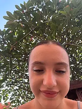 MiaTee online show from April 10, 2026, 2:07 am