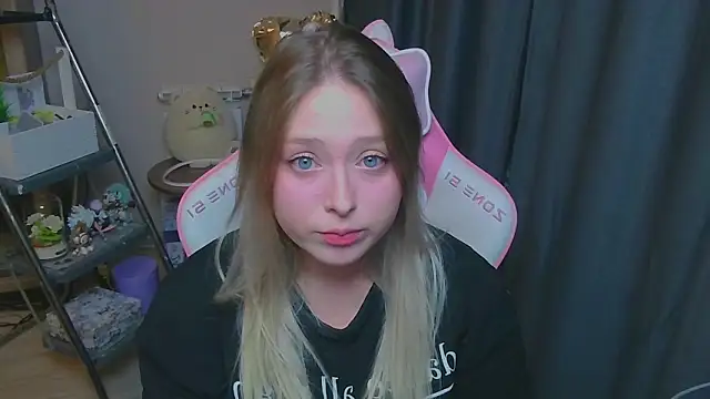 Snapshot of Emiliaaah chatting on February 4, 2026, 5:08 pm Emiliaaah online show from February 4, 2026, 5:08 pm