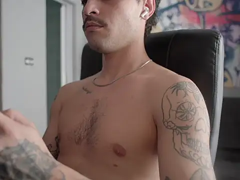 Snapshot of favdealer chatting on February 4, 2026, 6:36 pm favdealer online show from February 4, 2026, 6:36 pm