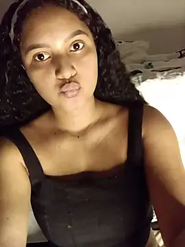 Snapshot of LiaRose- chatting on May 11, 2026, 12:23 am LiaRose- online show from May 11, 2026, 12:23 am
