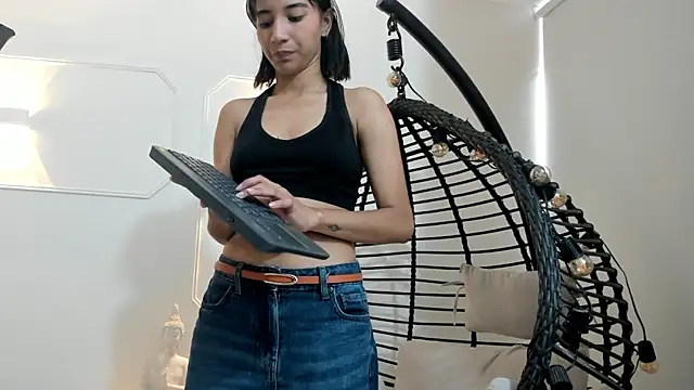 Snapshot of Emily_bruss chatting on June 18, 2026, 8:47 pm Emily bruss online show from June 18, 2026, 8:47 pm