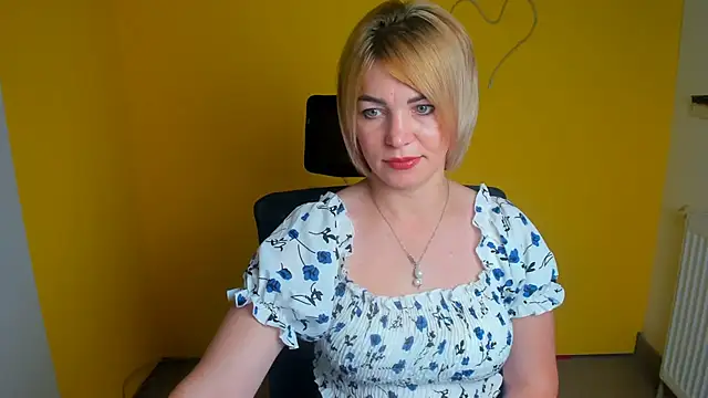 Snapshot of CuttieEmma chatting on July 23, 2026, 12:46 pm CuttieEmma online show from July 23, 2026, 12:46 pm