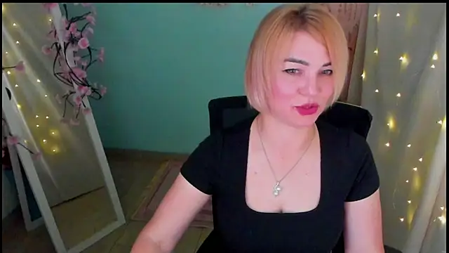 Snapshot of CuttieEmma chatting on June 17, 2026, 1:54 pm CuttieEmma online show from June 17, 2026, 1:54 pm