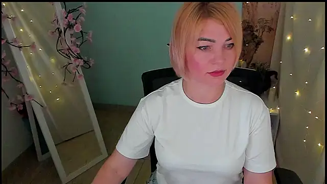 Snapshot of CuttieEmma chatting on June 19, 2026, 7:14 am CuttieEmma online show from June 19, 2026, 7:14 am