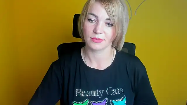 Snapshot of CuttieEmma chatting on July 1, 2026, 11:43 am CuttieEmma online show from July 1, 2026, 11:43 am