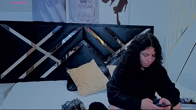 Zoe-yanin online show from April 9, 2026, 6:47 pm