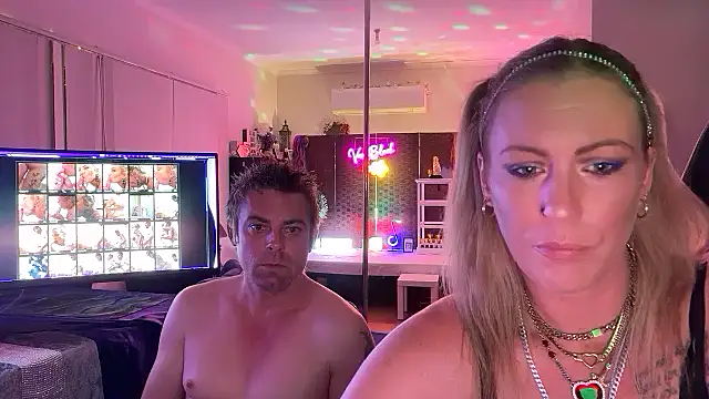 VANTABLACKXXX online show from April 19, 2026, 3:02 pm