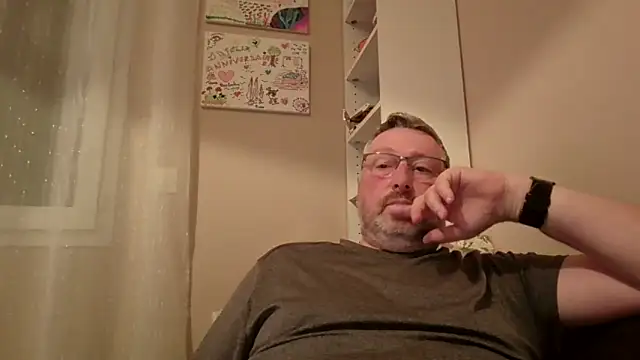 doudou310 online show from March 25, 2026, 4:23 am