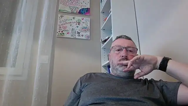 doudou310 online show from March 7, 2026, 4:52 am