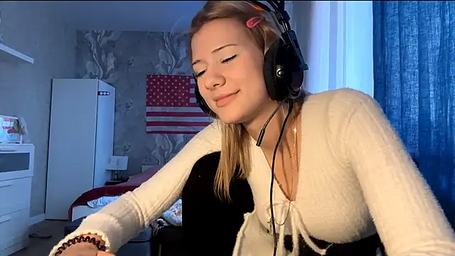 Snapshot of LadyFoxLove chatting on February 27, 2026, 11:10 am LadyFoxLove online show from February 27, 2026, 11:10 am