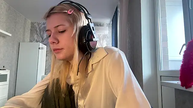 Snapshot of LadyFoxLove chatting on February 11, 2026, 11:32 am LadyFoxLove online show from February 11, 2026, 11:32 am