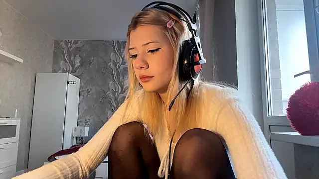 Snapshot of LadyFoxLove chatting on February 13, 2026, 11:10 am LadyFoxLove online show from February 13, 2026, 11:10 am