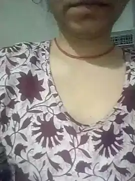 Julilodhi8695 online show from April 15, 2026, 8:31 pm