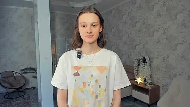 LianneBynon online show from February 3, 2026, 8:52 am