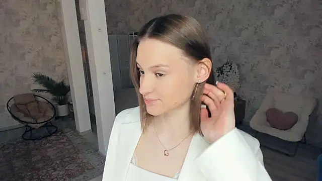 LianneBynon online show from April 13, 2026, 8:51 am