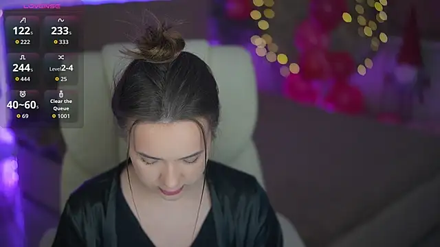 Snapshot of OliviaMoore_ chatting on February 17, 2026, 6:44 am OliviaMoore online show from February 17, 2026, 6:44 am