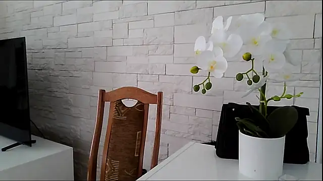 JuliaLovely online show from June 14, 2026, 2:07 pm