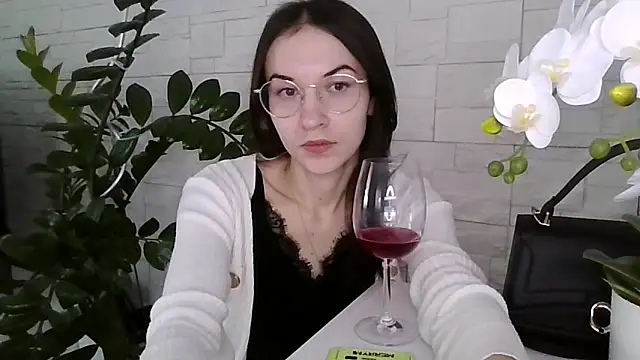 JuliaLovely online show from March 9, 2026, 3:48 pm