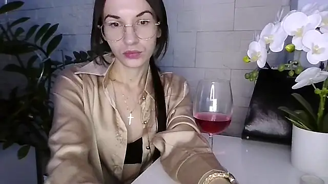 JuliaLovely online show from February 8, 2026, 3:32 pm