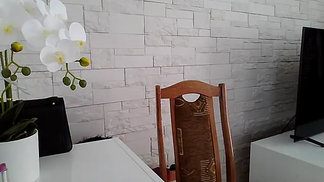 JuliaLovely online show from June 9, 2026, 2:18 pm